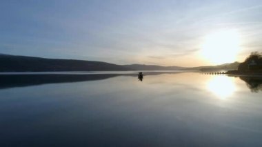 Sakin Sulara Yansıyan Küçük Kırmızı Tekne