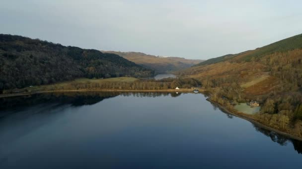 Alte Brücke Und Wachhaus Einem Loch Schottland — Stockvideo