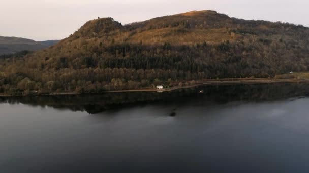 Huis Weerspiegeld Een Still Loch Schotland — Stockvideo