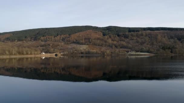 スコットランドのまだ岩の中に反映山 Loch Inveraray — ストック動画