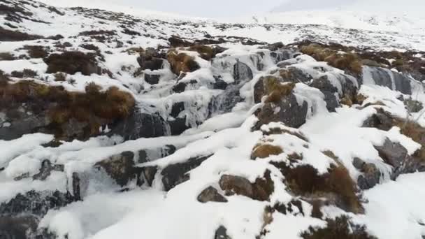 Pequeña Cascada Helada Nieve Derretida — Vídeo de stock