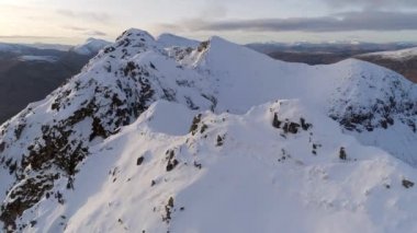 Sunset 'te Karlı Dağlar Hava Görüntüsü