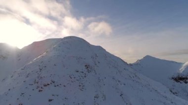 Kışın Karlı Dağ Hava Görüntüsü