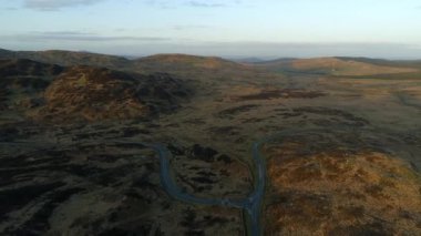 İskoç Manzarası ve Virajlı Yollar