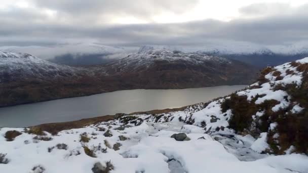 雪に覆われたスコティッシュ山脈とロッホ — ストック動画