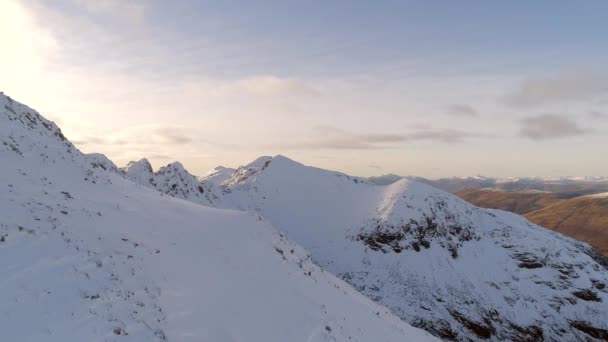 Χιονισμένο Βουνό Αεροφωτογραφία Χειμώνα — Αρχείο Βίντεο
