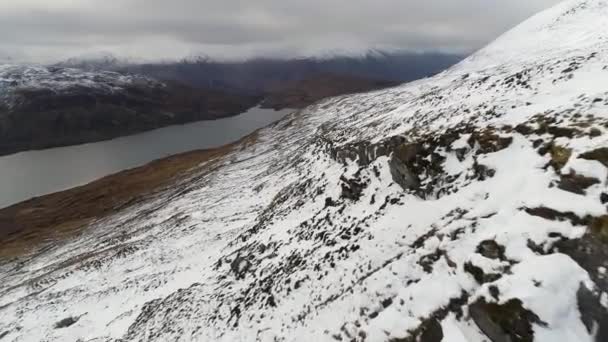 Scottish Mountains Omger Liten Loch — Stockvideo