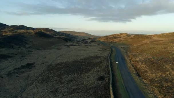 Väg Skottland Med Old Rock Wall Vid Solnedgången — Stockvideo