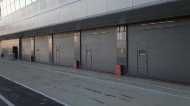 Sabahın erken saatlerinde Silverstone F1 Pisti 'ndeki çukur garajları