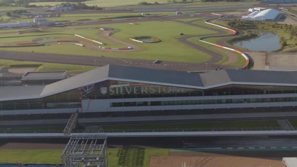 Ala Pista Silverstone Hoyo Internacional Derecho Por Mañana — Vídeos de Stock