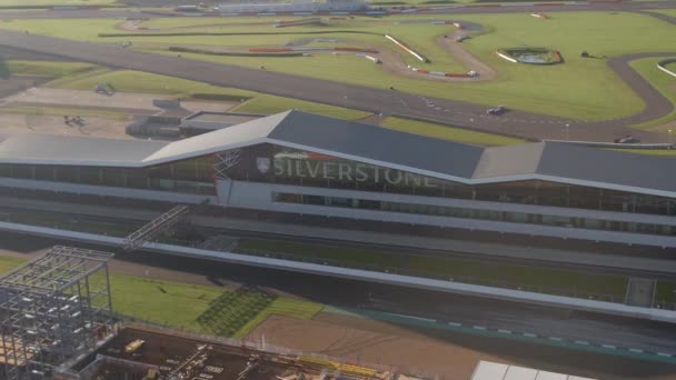 Vingen Silverstone Race Track Och Internationella Pit Rakt Morgonen — Stockvideo