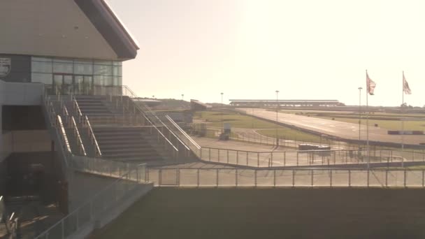 Vingen Silverstone Race Track Och Internationella Pit Rakt Morgonen — Stockvideo