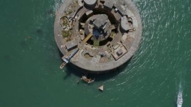 Solent, İngiltere 'de terk edilmiş bir deniz kalesinin hava görüntüsü.
