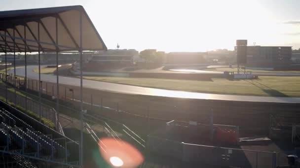 Tribuna Vista Sobre Silverstone Race Track Amanecer — Vídeo de stock