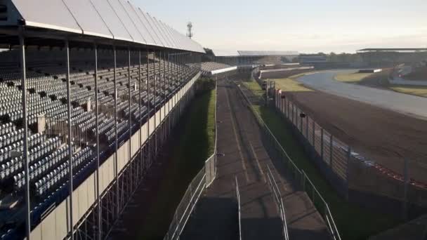 Güneşin Doğuşunda Silverstone Yarış Pisti Üzerinde Grandstand Görünümü — Stok video