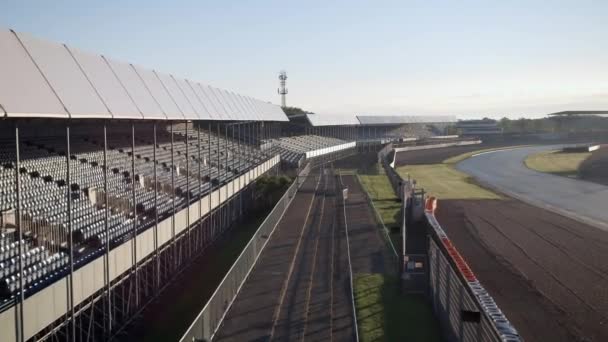 Tribünenblick Über Die Silverstone Rennstrecke Bei Sonnenaufgang — Stockvideo