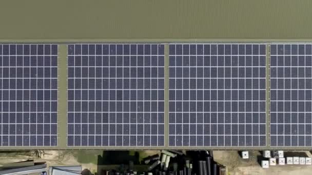 Luchtopname Van Zonnepanelen Geïnstalleerd Een Dak — Stockvideo