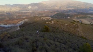 Off Road Motokros Motorcusu Dağlık Arazi Keşfediyor