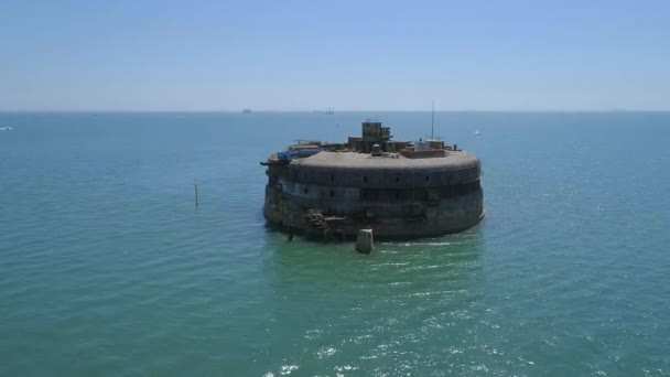 Παλιό Εγκαταλελειμμένο Θαλάσσιο Οχυρό Καλοκαίρι — Αρχείο Βίντεο