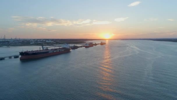 Coucher Soleil Sur Les Quais Southampton Avec Des Navires Chargés — Video