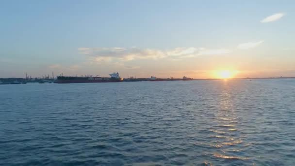 Coucher Soleil Sur Les Quais Southampton Avec Des Navires Chargés — Video