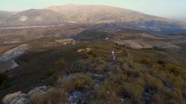 Offroad Motocross Fahrer Bergiger Landschaft — Stockvideo