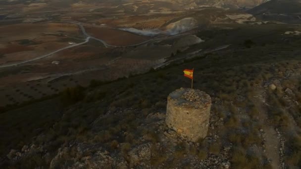 Krążąc Wokół Opuszczonej Wieży Widokowej Hiszpańską Flagą — Wideo stockowe