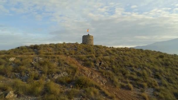Antigua Torre Vigilancia Abandonada Con Bandera Española — Vídeo de stock