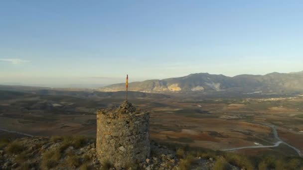 Rodeando Una Vieja Torre Vigilancia Abandonada Con Bandera Española — Vídeos de Stock