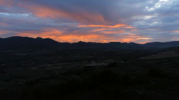 スペインの山と農場の夕日 — ストック動画