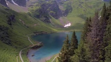 Lac Lioson İsviçre 'de Güzel Gözlerden uzak Dağ Gölü