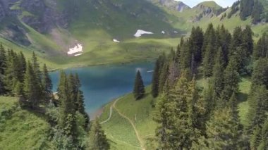 Lac Lioson İsviçre 'de Güzel Gözlerden uzak Dağ Gölü