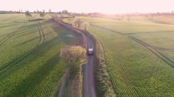 Luftaufnahme Eines Luxus Geländewagens Der Abends Durch Eine Landstraße Fährt — Stockvideo