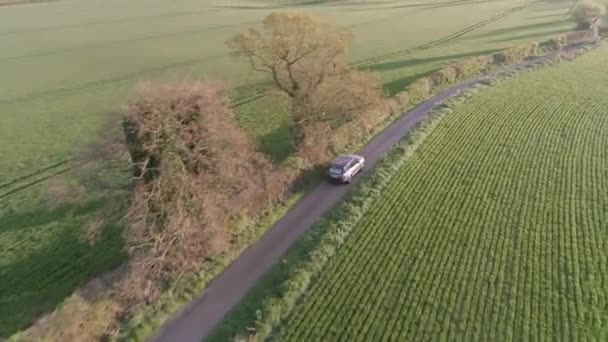 Luftaufnahme Eines Luxus Geländewagens Der Abends Durch Eine Landstraße Fährt — Stockvideo