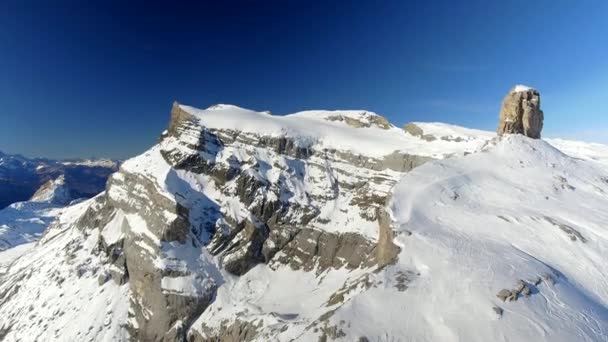 Borde Del Acantilado Nevado Efecto Paralaje — Vídeo de stock