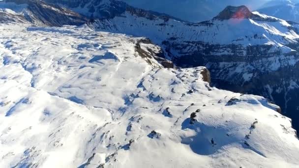 Tiefes Tal Und Die Alpen Aus Der Luft — Stockvideo