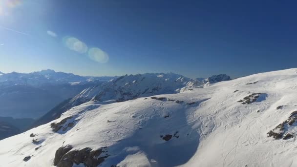 Snowy Mountain Cliff Edge Und Bergige Landschaft — Stockvideo