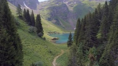 Lac Lioson İsviçre 'de Güzel Gözlerden uzak Dağ Gölü