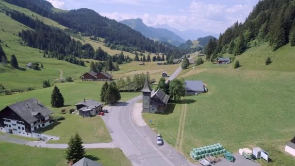 Vista Aérea Valle Suiza Con Chalets Paisaje Montañoso — Vídeos de Stock