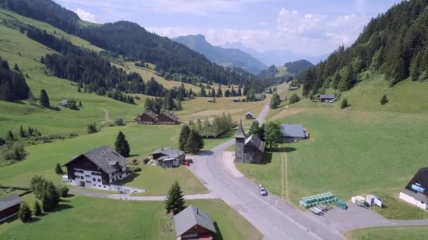 Vista Aérea Valle Suiza Con Chalets Paisaje Montañoso — Vídeos de Stock