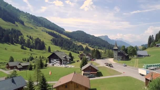 Αεροφωτογραφία Μιας Κοιλάδας Στην Ελβετία Σαλέ Και Ορεινό Τοπίο — Αρχείο Βίντεο