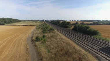 Yaz boyunca hızlı banliyö treni kırsal alanda hızla ilerliyor.