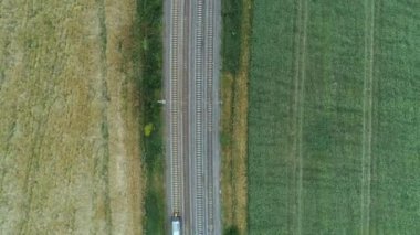 Kırsal kesimde bir banliyö treninin kuş bakışı görüntüsü