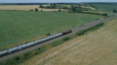 Yük Treni Kırsalda Yolculuk Ediyor