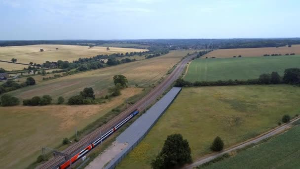 Szybki Dojeżdżający Pociąg Meandering Przez Wieś — Wideo stockowe