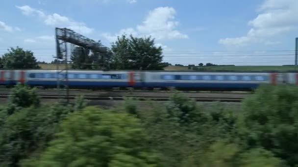 Visão Baixo Nível Dois Trens Passageiros Commuter — Vídeo de Stock