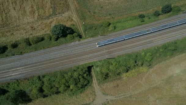 田舎の高速通勤電車の鳥の目のビュー — ストック動画