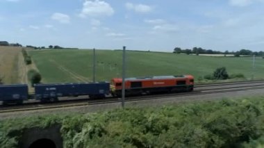 Yük Treni Kırsalda Yolculuk Ediyor