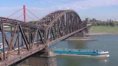 Yük Treni Nehri geçen Demir Köprü 'yü geçiyor