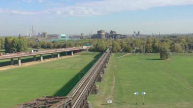 Yük Treni Nehri geçen Demir Köprü 'yü geçiyor